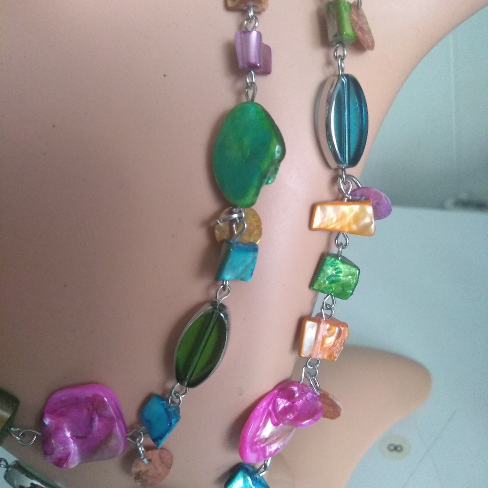Colorfull Shell Necklace and Earring Set. - Picture 6 of 8